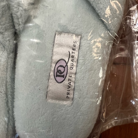 New never used Private Quarters Baby Blue Thong Slippers One Size in packaging - Picture 2 of 4